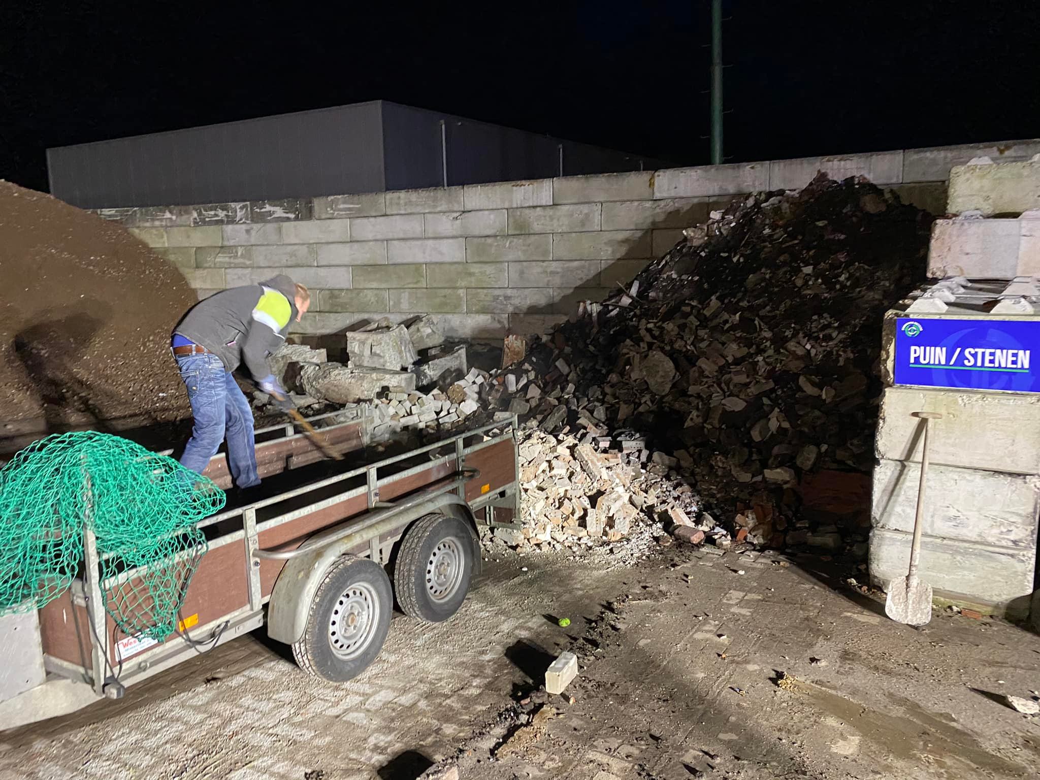 Met een aanhangwagen puinafval brengen naar milieustraat Stadskanaal