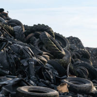 Een grote berg met oude banden en ander rubber